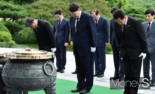 [머니S포토] 순국선열 참배하는 윤석열 신임 검찰총장
