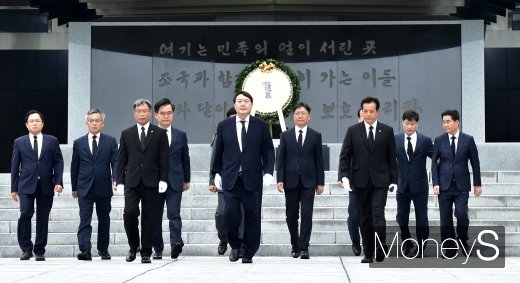 [머니S포토] 분향-참배 마친 윤석열 검찰총장