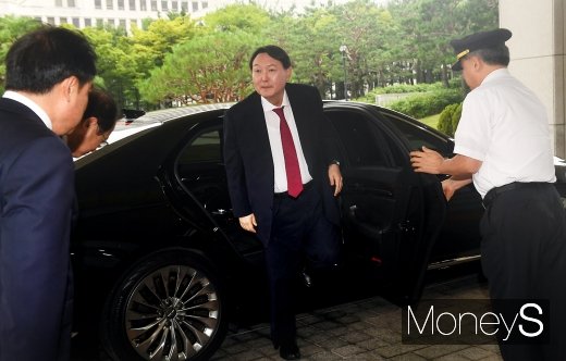 [머니S포토] 대 검찰청 첫 출근한 윤석열 제43대 총장