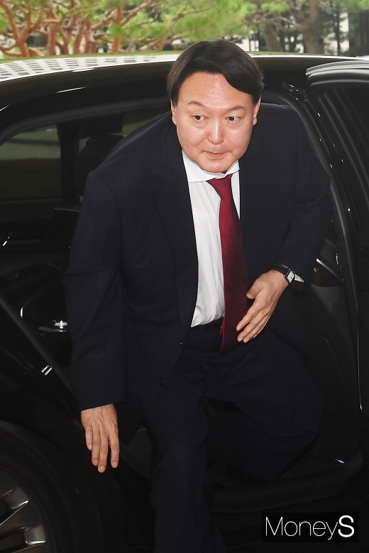 [머니S포토] 첫 출근 윤석열 신임 검찰총장