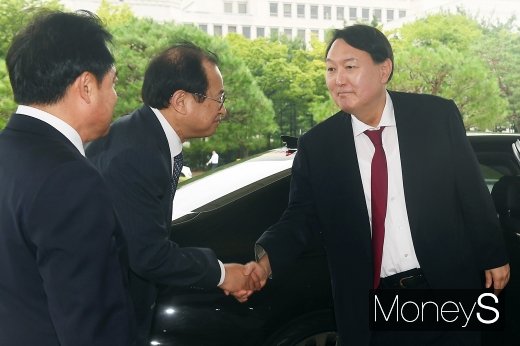 [머니S포토] 윤석열 총장, 직원들과 인사누며 대검 첫 출근