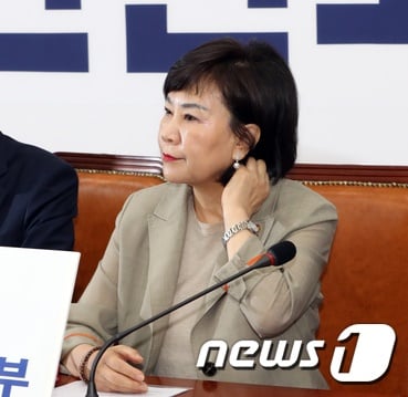 김순례 자유한국당 최고위원이 25일 서울 여의도 국회에서 열린 당 최고위원회의에 참석해 머리를 어루만지고 있다. /사진=뉴스1