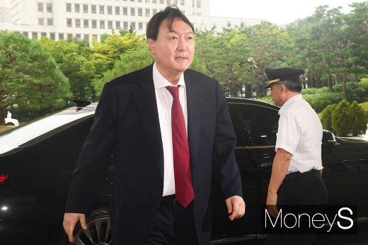 [머니S포토] 대검 청사 들어서는 윤석열 검찰총장