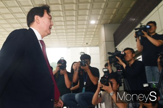 [머니S포토] 대검 첫 출근하는 윤석열 총장