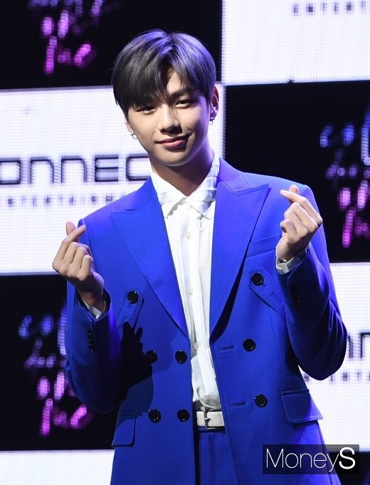 [머니S포토] 강다니엘 '멍뭉미 하트 발사~'