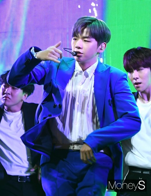 [머니S포토] 강다니엘 '콜미~'