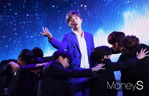 [머니S포토] 강다니엘 '여심 끌어당기는 손짓'