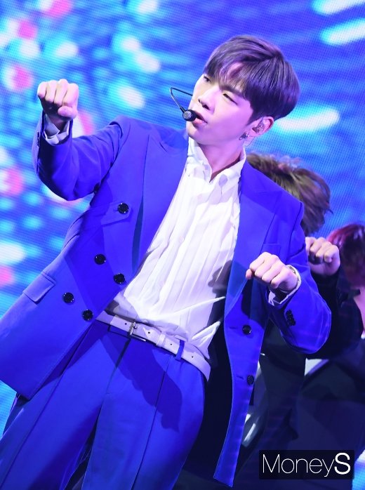 [머니S포토] 강다니엘, 무대 장악하는 카리스마