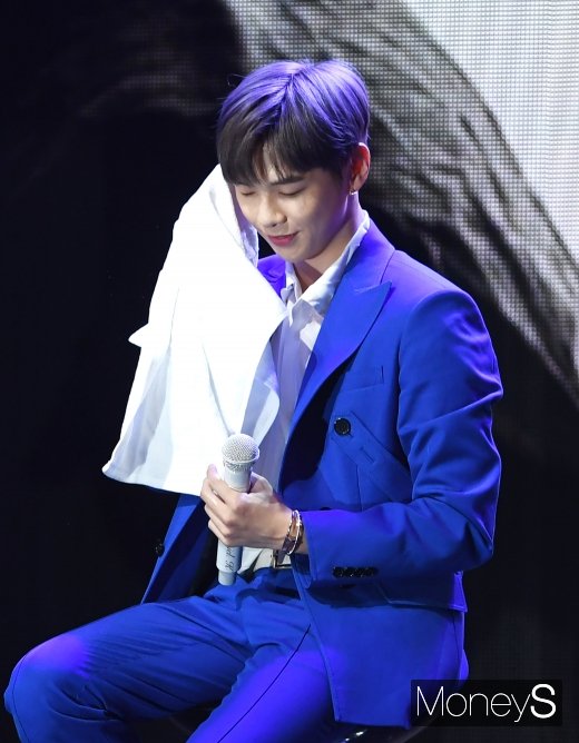[머니S포토] 땀 닦는 모습도 멋진 강다니엘