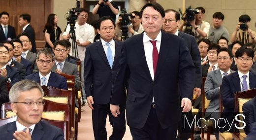 [머니S포토] 박수 받으며 입장하는 윤석열 신임 검찰총장