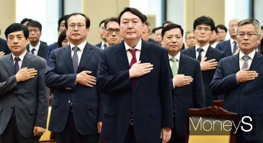 [머니S포토] 국민의례하는 윤석열 신임 검찰총장
