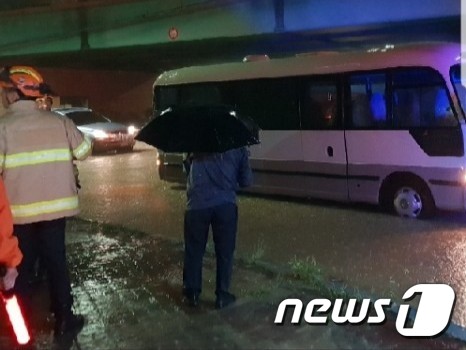25일 천안 동남구의 한 지하차도에서 폭우로 인해 버스가 침수됐다. /사진=뉴스1(동남소방서 제공)