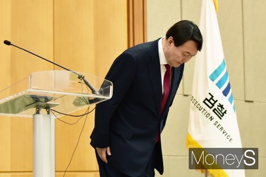[머니S포토] 취임사 전 인사하는 윤석열 신임 검찰총장