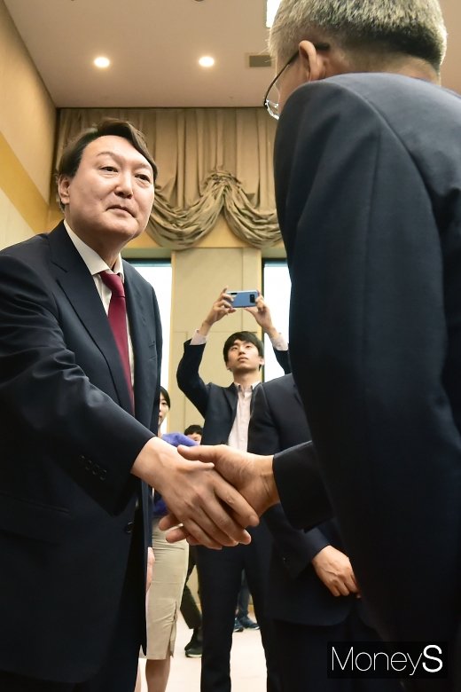[머니S포토] 윤석열 신임 검찰총장, 앞으로 잘해 봅시다!