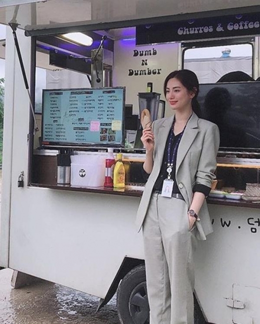 나나, 이국주 커피차 인증 '여신미모'