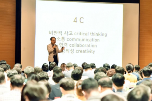 '2019 중등 교감 자격연수' 개강식에서 강연한 이재정 경기도교육감. / 사진제공=경기교육청