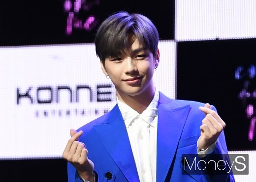 가수 강다니엘이 25일 오후 서울 광진구 광장동 예스24라이브홀에서 열린 데뷔 앨범 'color on me(컬러 온 미)' 쇼케이스 무대에 올라 포즈를 취하고 있다. /사진=장동규 기자