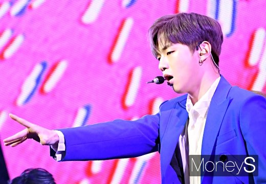 가수 강다니엘이 25일 오후 서울 광진구 광장동 예스24라이브홀에서 열린 데뷔 앨범 'color on me(컬러 온 미)' 쇼케이스 무대에 올라 멋진 공연을 펼치고 있다. /사진=장동규 기자