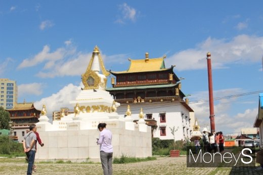 간당사원 본당(가운데). 오른쪽 붉은 나무기둥은 이 사원의 500년사를 기억하는 유일한 구조물이다. /사진=박정웅 기자