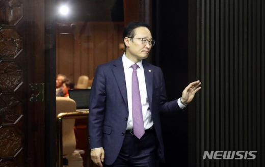‘패스트트랙 소환’ 홍영표 경찰 출석 “성실히 답할 것” (속보)