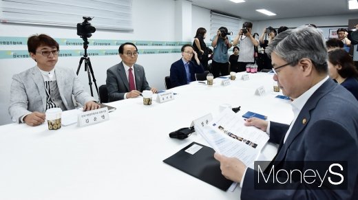 [머니S포토] 간담회 주재하는 이재갑 고용노동부 장관