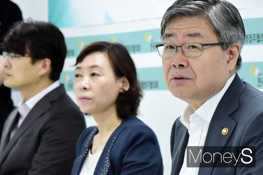 [머니S포토] 최저임금안 관련 발언하는 이재갑 장관