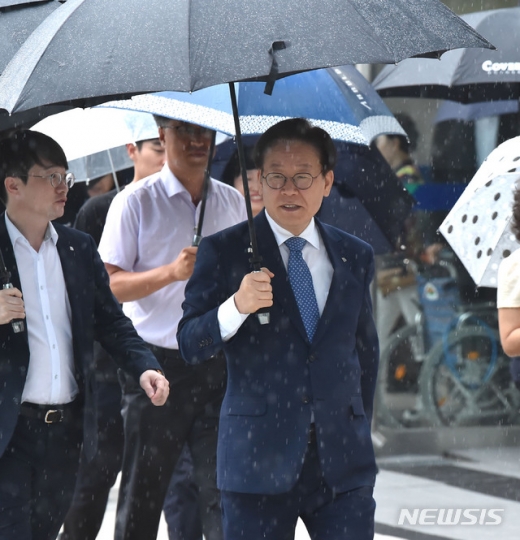 이재명 경기지사가 26일 오후 경기도 수원시 영통구 수원고등법원에서 열린 항소심 4차 공판에 출석하고 있다. / 사진=뉴시스