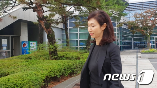 26일 서울가정법원에서 진행된 최태원 SK그룹 회장과 노소영 아트센터 나비 관장 간 이혼소송이 끝난 뒤 노 관장이 법원을 빠져 나가고 있다. /사진=뉴스1