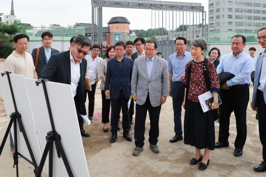 24일 정재숙 문화재청장 홍유릉 앞 목화예식장 철거 현장 방문 장면. / 사진제공=남양주시