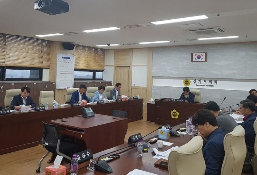 경기도의회 경제과학기술위원회(위원장 조광주)는 26일 일본의 수출규제에 대한 경기도의 대응방안 논의를 위해 간담회를 진행했다. / 사진제공=경기도의회
