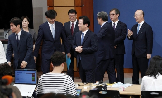 조국 전 청와대 민정수석, 이용선 전 시민사회수석, 정태호 전 일자리수석과 노영민 대통령 비서실장, 신임 수석들이 청와대 춘추관에서 인사발표 후 취재진을 향해 인사하러 가고 있다. /사진=뉴스1