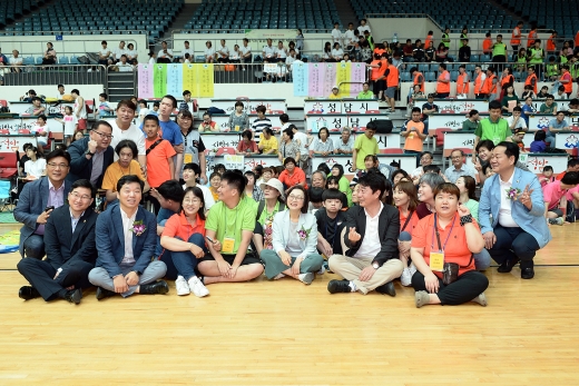 은수미 성남시장은 27일 성남종합운동장 실내체육관에서 열린‘제7회 경기도 발달장애인가족 체육대회’에 참석해 장애인과 비장애인이 더불어 사는 통합 사회의 장을 마련하는 자리를 축하했다. / 사진제공=성남시 