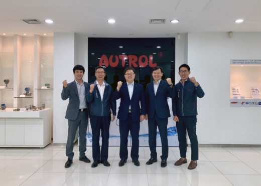 박일준 동서발전 사장(왼쪽 세번째)이 중소기업협의회 회원사 두온시스템㈜(사장 박영진, 왼쪽 두번째)을 방문해 근로자를 격려하고 기업의 건의사항 등을 청취했다. /사진제공=동서발전 
