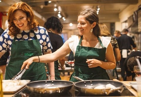 뉴욕에서 진행된 비비고 쿠킹클래스에서 Better Homes and Gardens 메거진의 에디터 Kristina Vanni(왼쪽)와 Food network magazine 에디터인 Kate O'Brien(오른쪽)이 요리를 하고 있다.