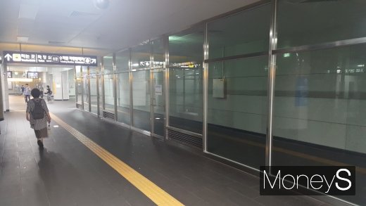 서울시내 한 텅빈 지하철역 상가. /사진=김창성 기자