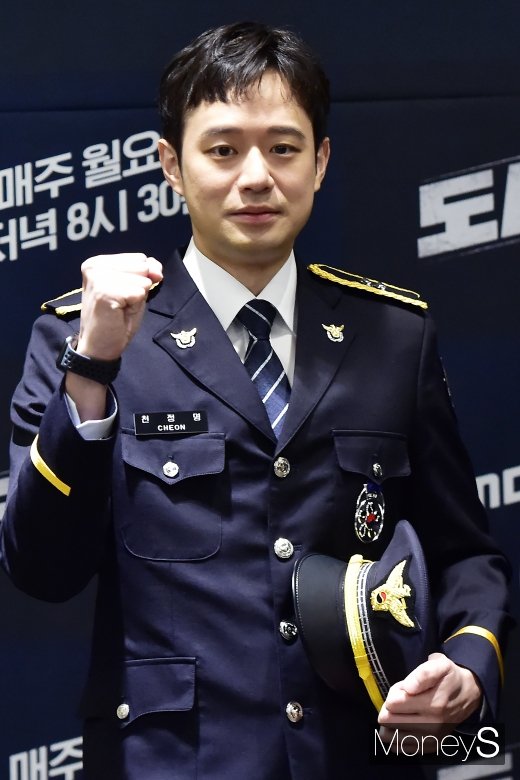[머니S포토] 주먹 불끈 천정명, 