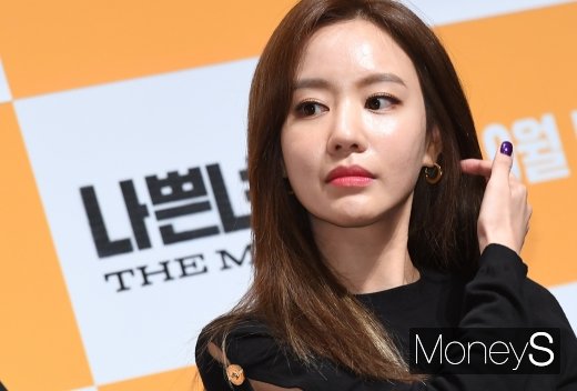 [머니S포토] 김아중 '아침부터 반짝이는 미모'
