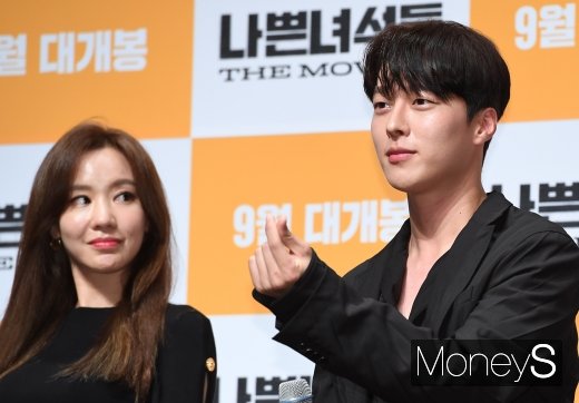[머니S포토] 장기용 '누나들 마음 훔치는 하트'…김아중도 시선 집중