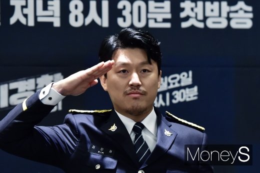 [머니S포토] 도시경찰2 김민재, '늠름한 거수 경례'