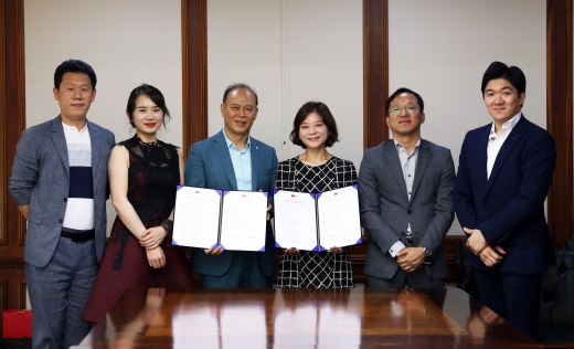 임지선 보해양조 대표(오른쪽3번째)가 장성공장에서 베이징 벤틀리문화유산공사 씨옹딩궈 회장(왼쪽3번째)과 기념제품 개발 업무 협약을 체결하고 있다./사진=보해양조 제공.