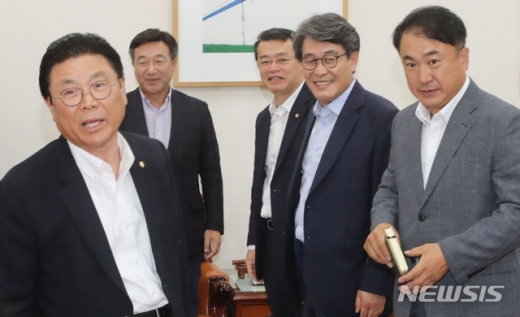 박맹우 자유한국당, 윤호중 더불어민주당, 임재훈 바른미래당, 김광수 민주평화당, 권태홍 정의당 사무총장(왼쪽부터). /사진=뉴시스       
