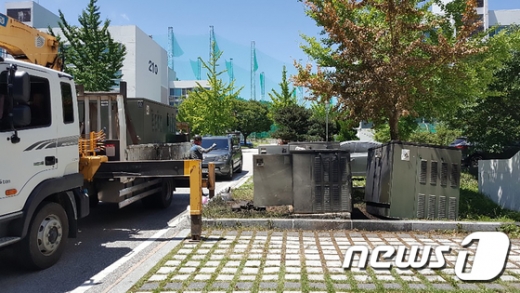 29일 오전 10시54분쯤 경북 울진군 한국수력원자력(주) 한울원자력본부 사택 노후변압기 교체 작업 중 폭발사고가 나 현장 50대 근로자 등 3명이 화상을 입고 인근 병원으로 옮겨졌다. /사진=뉴스1