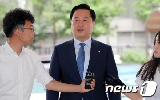 김두관 더불어민주당 의원이 29일 오전 패스트트랙 지정 과정에서 벌어진 국회 내 충돌 사건 관련 소환조사를 받기 위해 서울 영등포경찰서로 출석하며 취재진 질문에 답하고 있다. /사진=뉴스1