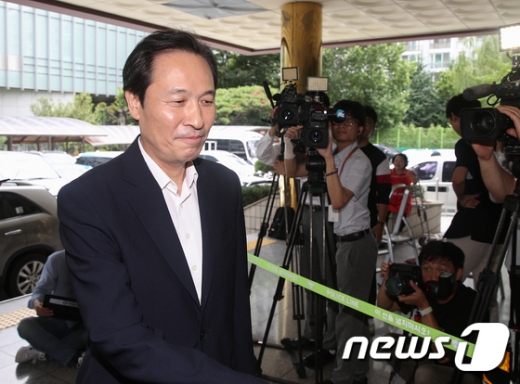 우상호 더불어민주당 의원이 29일 오후 국회 패스트트랙(신속처리안건) 법안 지정 과정에서 벌어진 충돌 사건 관련 조사를 받기 위해 서울 영등포경찰서로 출석하고 있다. /사진=뉴스1