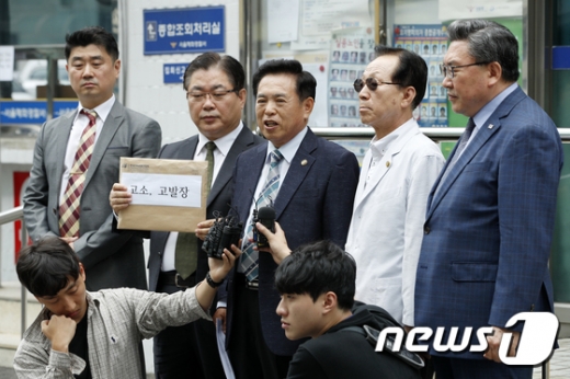 한국기독교총연합회(한기총) 조사 위원들이 29일 오전 서울 종로구 혜화경찰서 앞에서 전광훈 한기총 회장을 횡령, 사기, 공금착복 및 유용죄 등으로 고소하기 전 발언하고 있다. /사진=뉴스1