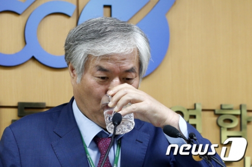 전광훈 목사가 29일 서울 종로구 한기총 회의실에서 비상대책위원회의 고소·고발에 대한 반박 기자회견 전 물을 마시고 있다. / 사진=뉴스1 