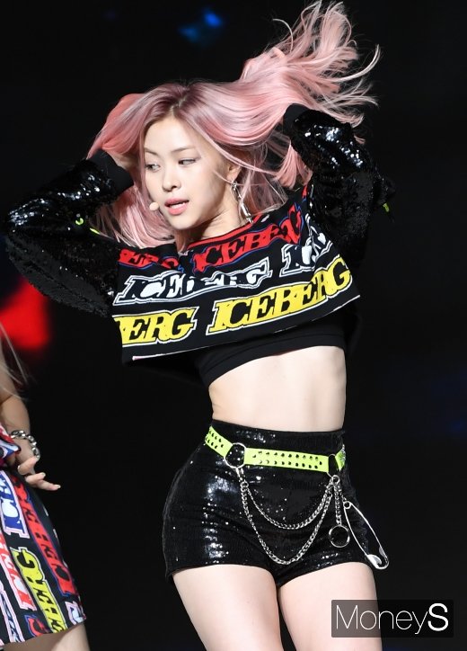 [머니S포토] ITZY(있지) 류진 '핑크빛 여신으로 변신'