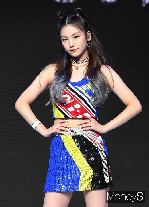 [머니S포토] ITZY(있지) 예지, 잘록한 개미허리 과시
