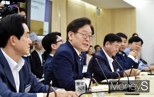 [머니S포토] 미군공여지 관려 경기도청 입장 전하는 이재명 지사