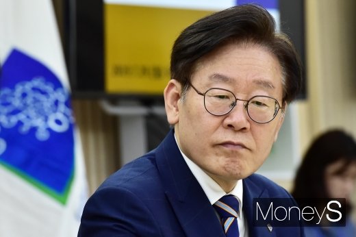 [머니S포토] 생각에 잠긴 이재명 경기 지사